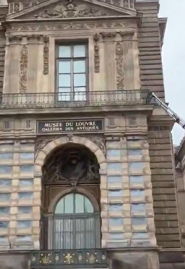 Поврежденное окно на втором этаже