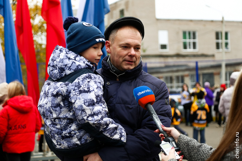    Спортплощадки на улицах Свердлова и Архангельской построены на деньги бизнеса. Коробки открыли сегодня спортивным праздником с играми, мастер-классами по хоккею и баскетболу.