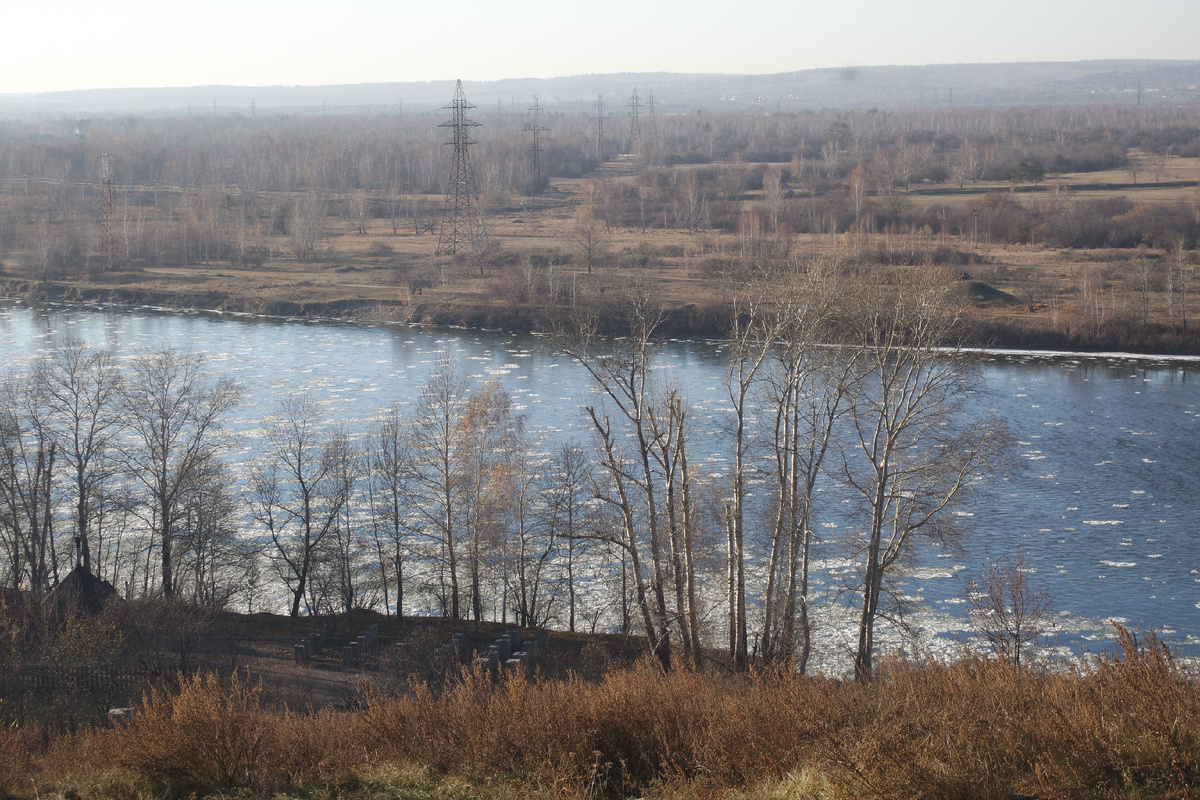 на этом берегу Иркута есть небольшая база отдыха выходного дня - домики, гриль... весьма популярное у иркутян