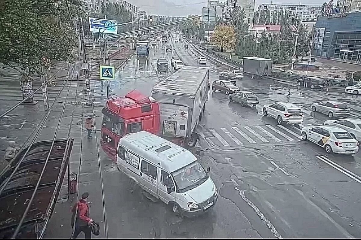    Выкрутасы фуры, сбившей маршрутку на юге Волгограда, попали на видео