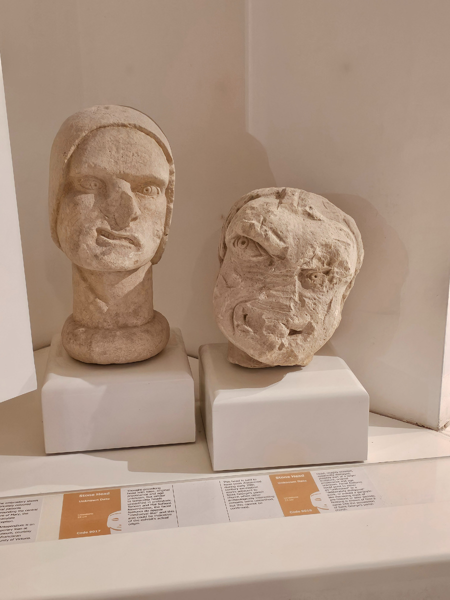 Ну и р-о-ж-и. Сорри, я хотела сказать, какие непривычные выражения лиц у этих скульптур