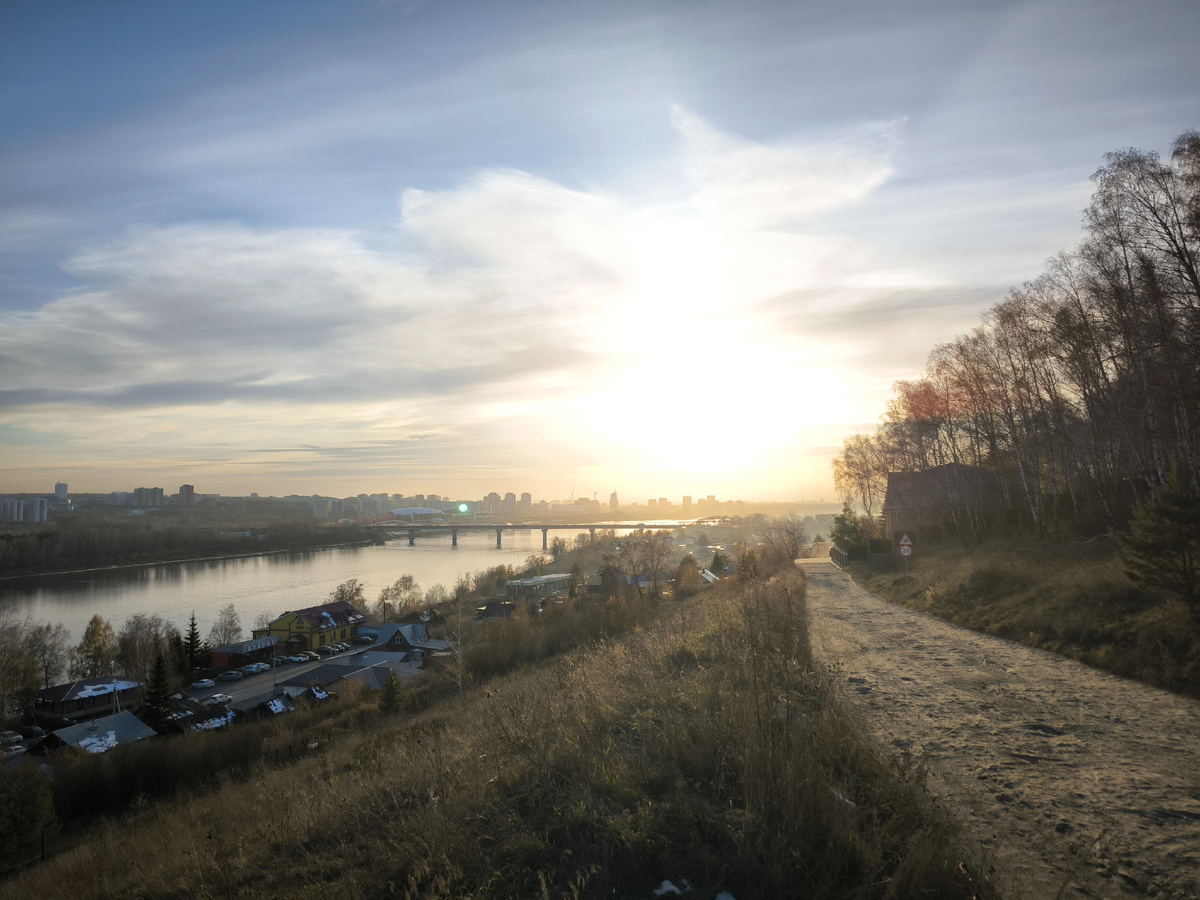 Дорожка поднимается в Красный бор