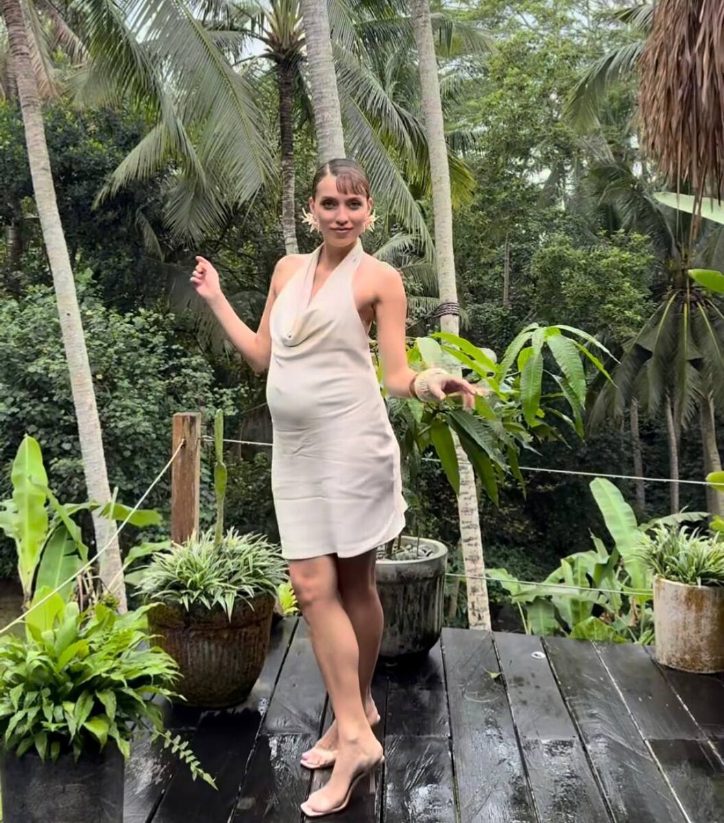 Регина Тодоренко пока стесняется показать себя после родов. Фото: соцсети