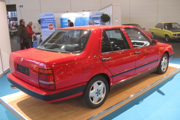 Thema 8.32 был первым автомобилем с электронным, складывающимся задним спойлером.