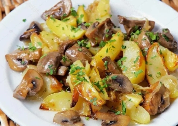 Грибы, запечённые с картофелем и свининой: Сытный ужин из духовки