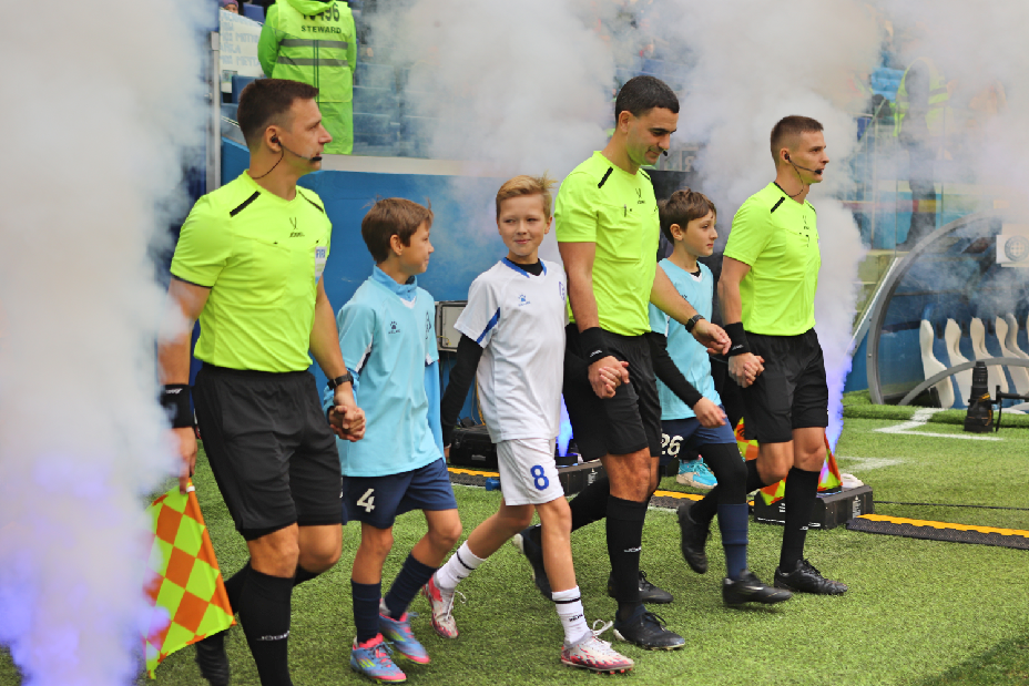 Мы все дождались выхода футболистов в сопровождении детей на поле.