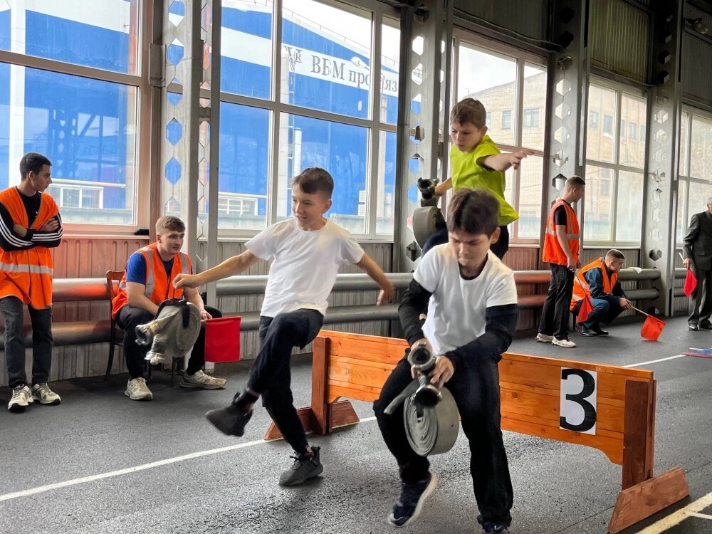    В полосе препятствий принимали участие по 8 человек из каждой команды. В испытании ребята использовали приемы из пожарно-спасательного спорта. Школьники показали скорость, силу и выносливость. Фото: АиФ-Рязань/ Анастасия Субботина