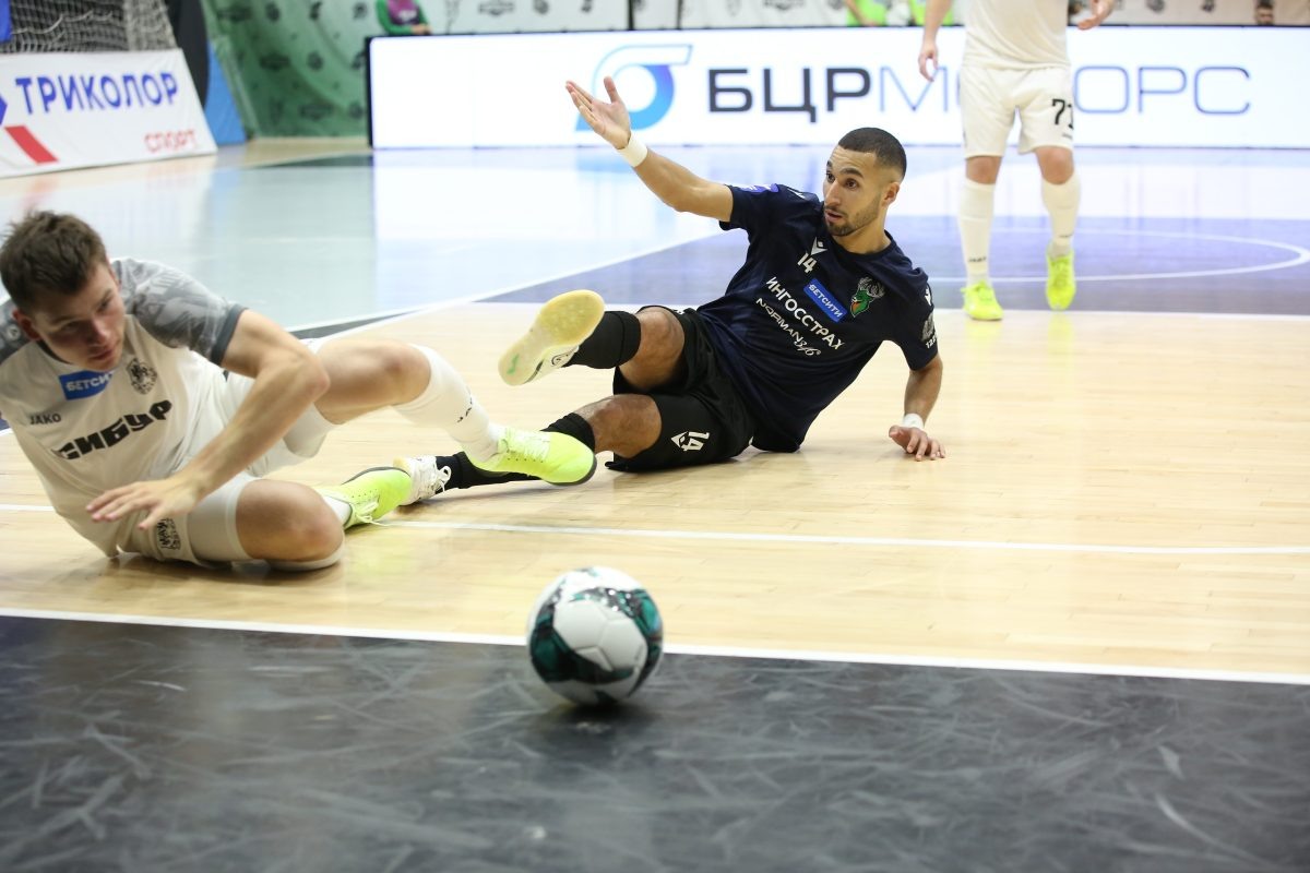    Ясин Салхи (в тёмной форме) - автор одного из голов в ворота \