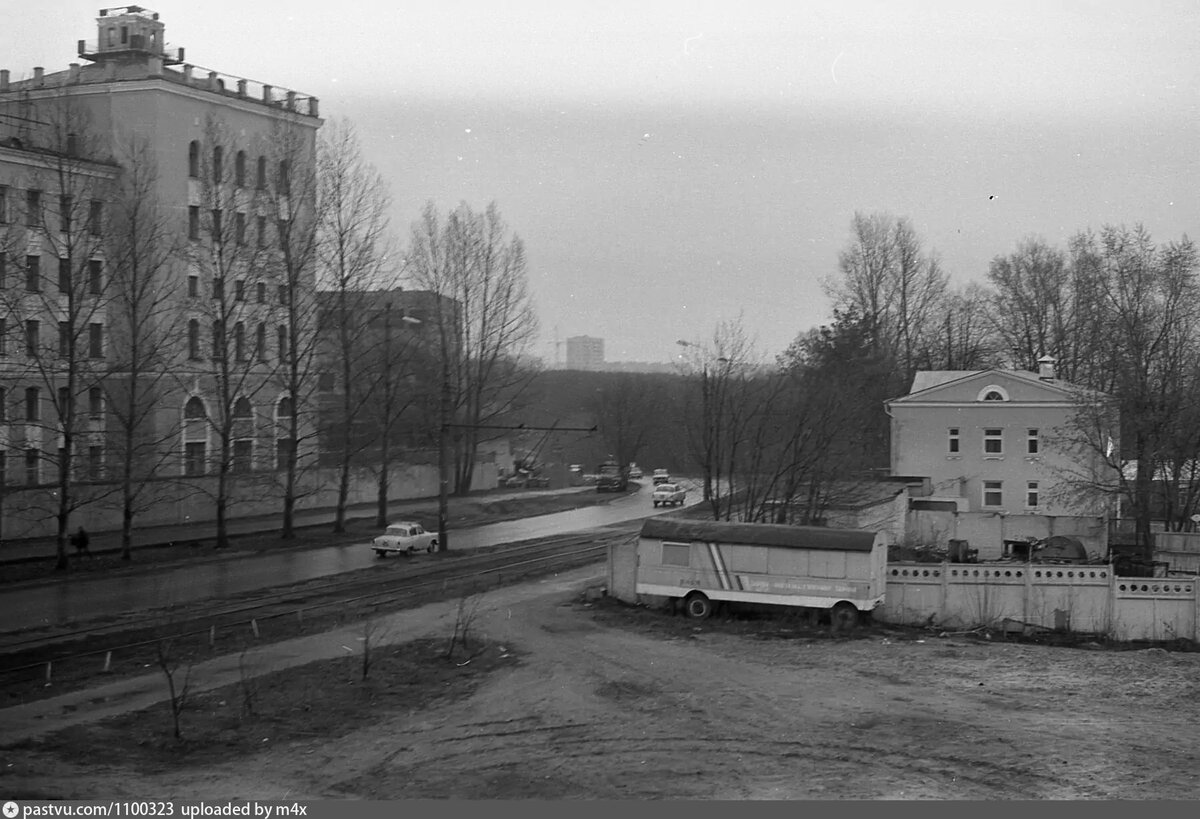 Вид на Институт биофизики с Живописной улицы, примерно 1981 – 1985 г. Источник:Личный архив Шаповал С.А.
