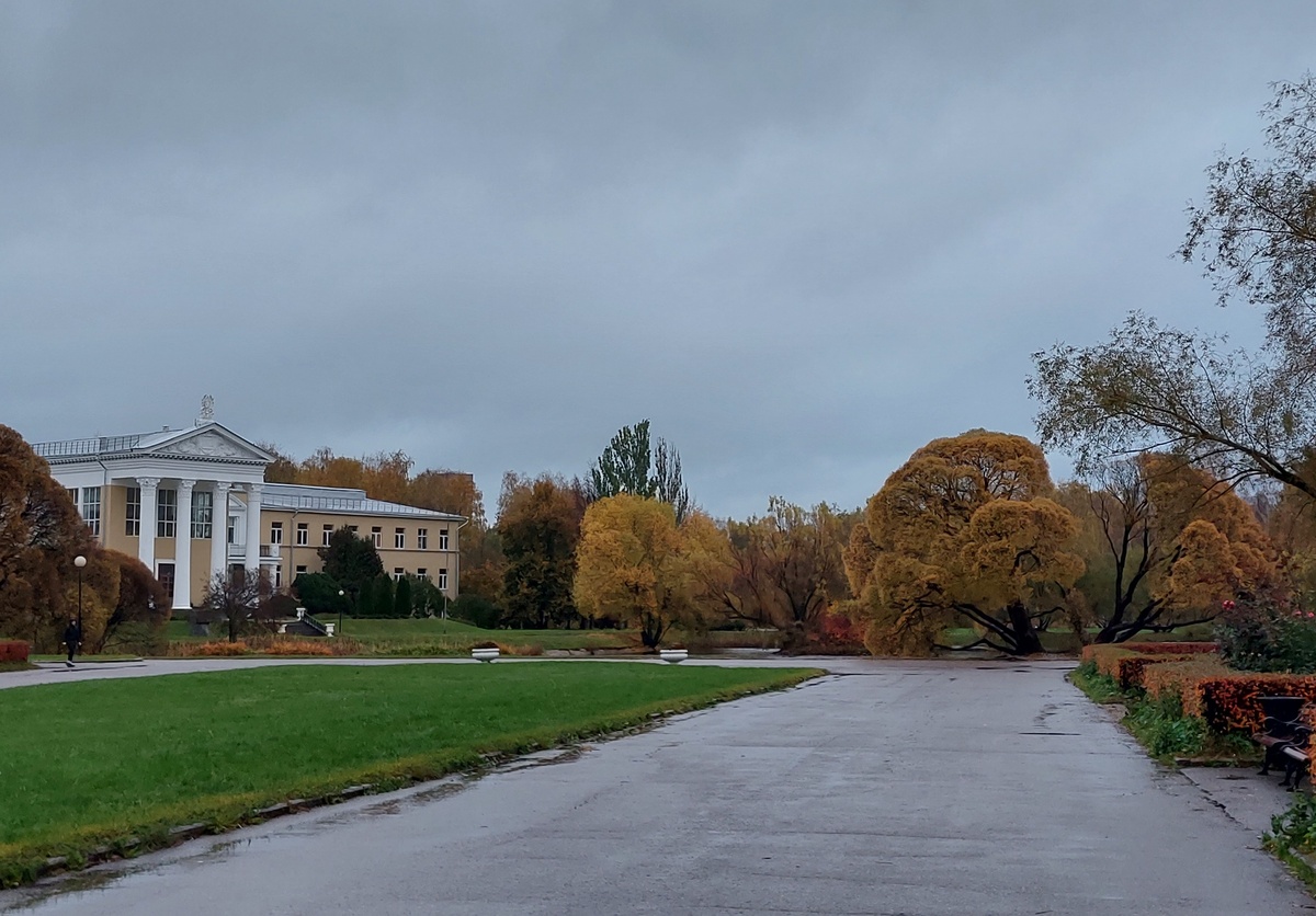 Главное здание Главного ботанического сада имени Н. В. Цицина РАН РАН (ул. Ботаническая 4). Это не только административное здание, здесь находится Гербарий им. А. К. Скворцова, библиотека, отдел дополнительного образования и просвещения, а также отдел аспирантуры, здесь проводятся конференции и должны редактироваться (точно не знаю)  выпуски Бюллетеня ГБС РАН. 