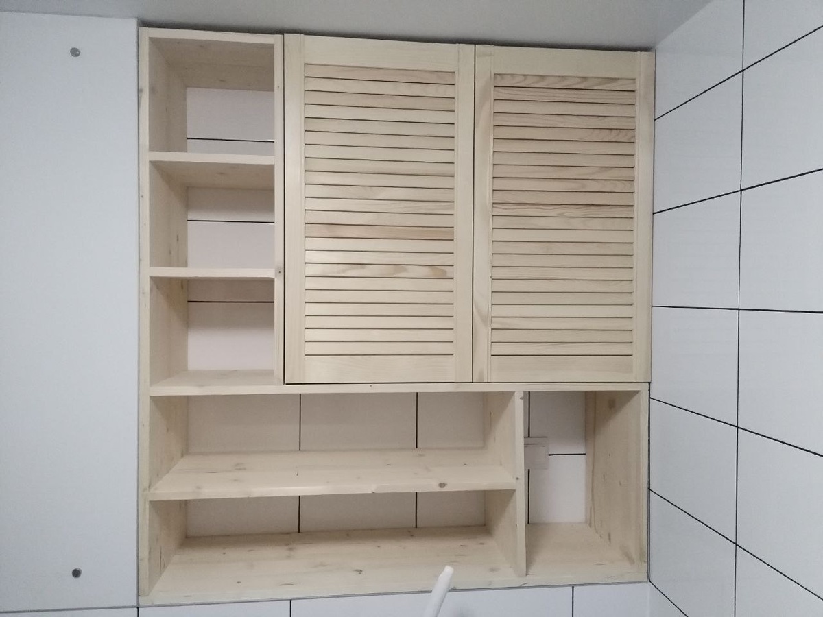 Заказчик случайно написал 106 вместо 116 высоты, в результате дверки я подобрал ему 71 см вместо 85 см. Пришлось выходить из положения дополнительной открытой полочкой.