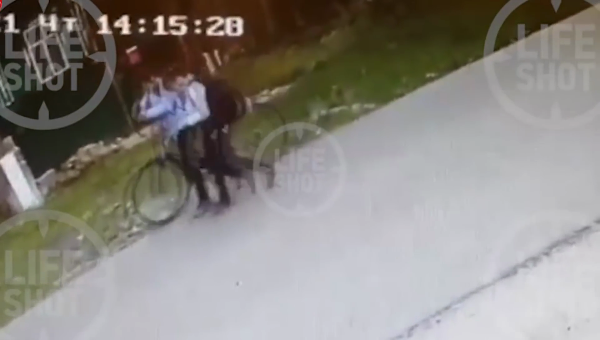 Настя идёт с одноклассником домой