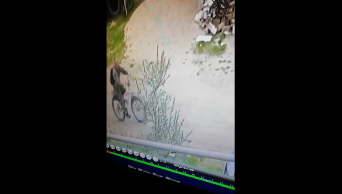 Подозрительный мужчина на велосипеде