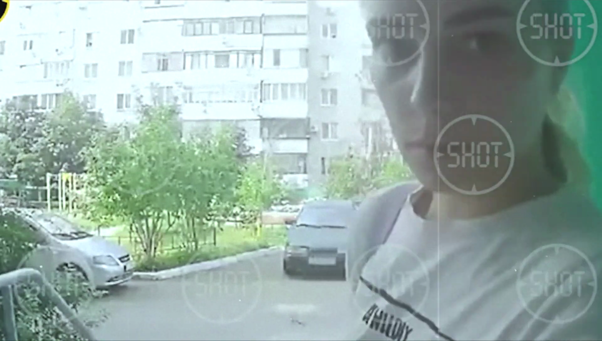 Елена Федорова у подъезда жилого дома