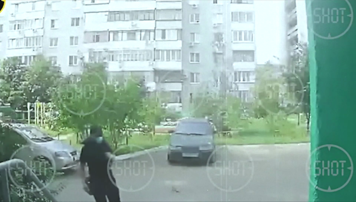 Подозреваемый, преследующий Елену