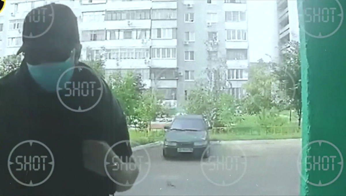 Подозреваемый, преследующий Елену