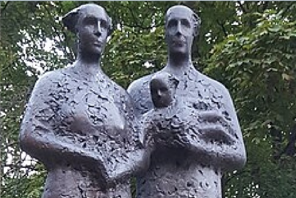 Подаренный в Москву в 1990 году изменённый фрагмент первой скульптуры.