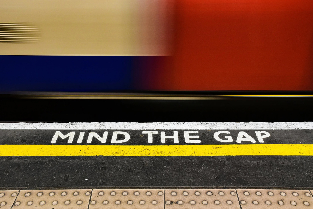Британское "Mind the gap" — вежливое напоминание, почти просьба
