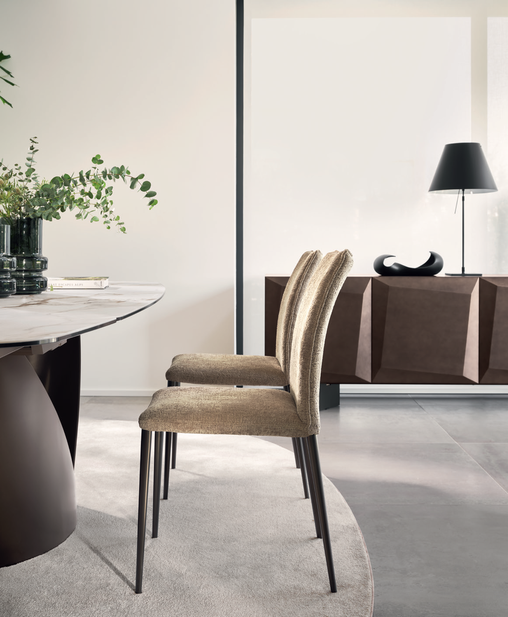 Еще один безупречный пример — стул Fay. Его секрет в тончайших конических ножках из металла, которые создают невероятно легкий силуэт. Стул словно парит в воздухе, сохраняя ощущение простора и не перегружая интерьер.