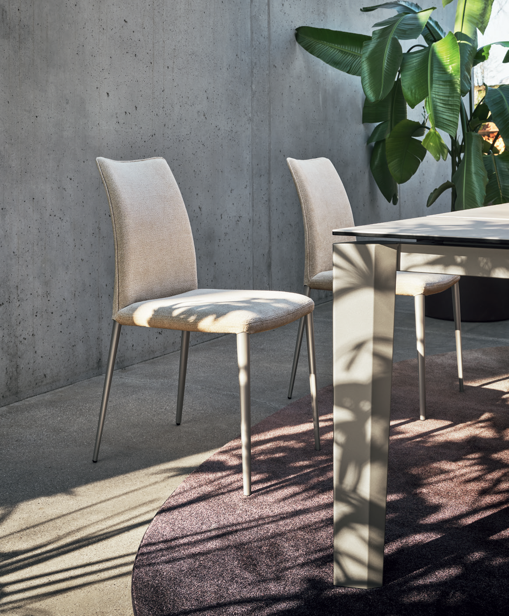 Еще один безупречный пример — стул Fay. Его секрет в тончайших конических ножках из металла, которые создают невероятно легкий силуэт. Стул словно парит в воздухе, сохраняя ощущение простора и не перегружая интерьер.