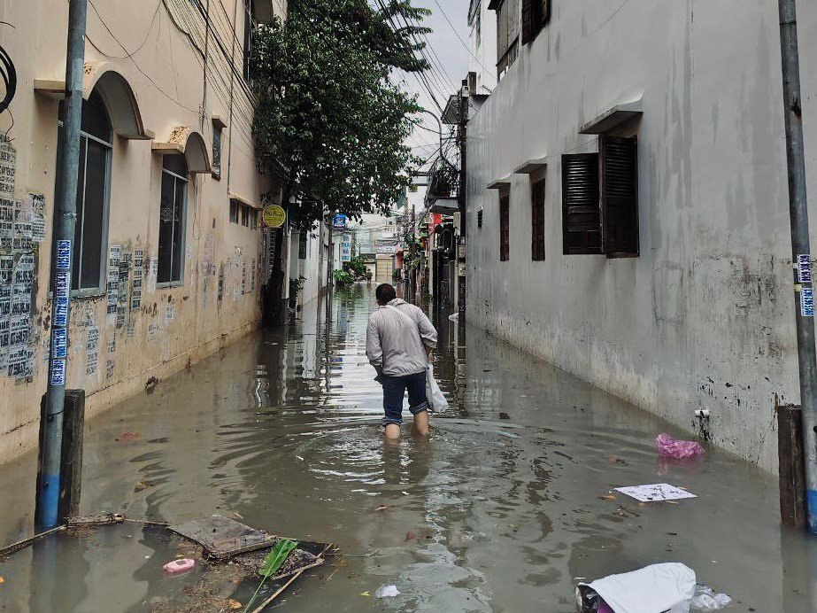 Во время дождей во Вьетнаме улицы буквально превращаются в реки