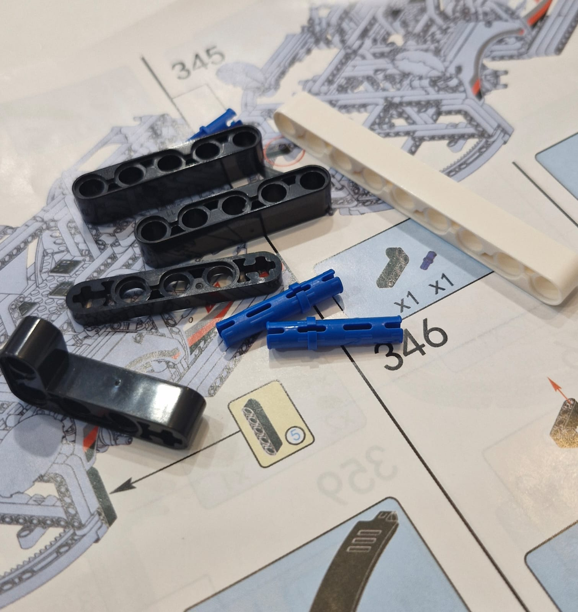 Узнаваемая инструкция и качественные пластиковые детали. От Оригинала, действительно, сложно отличить.