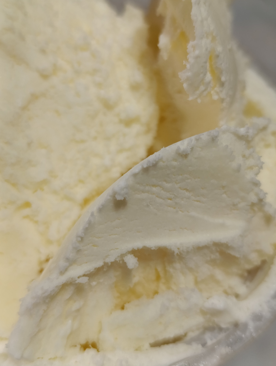 Мороженое из взбитых сливок с сахарной пудрой