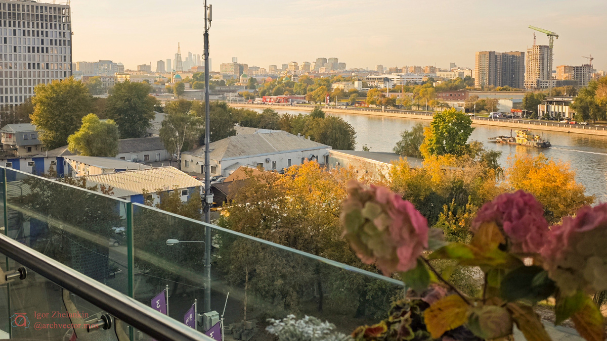 Вид на район с террасы ТЦ "Ривьера". Фото автора, 2025г.