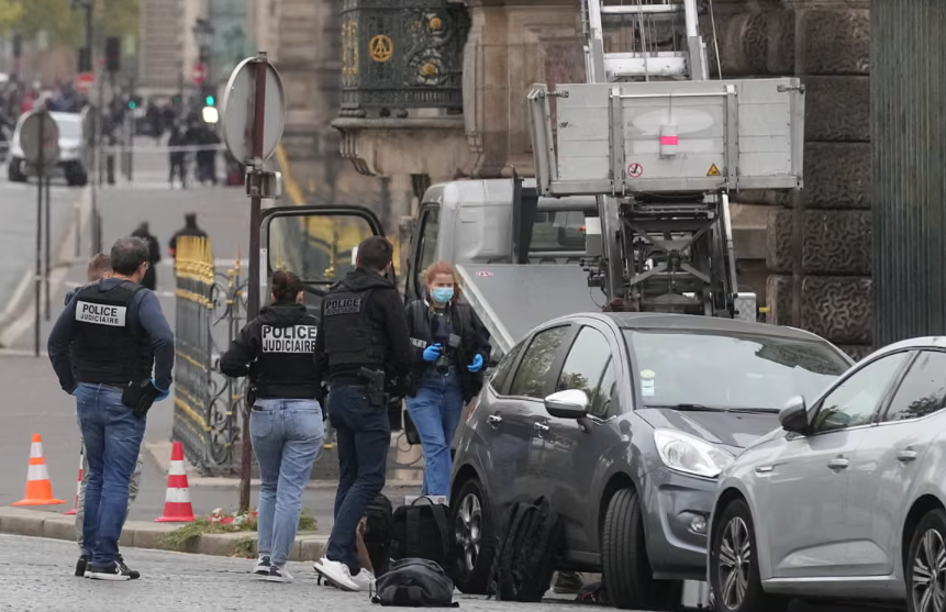 Полицейские осматривают канатную дорогу рядом с Лувром в воскресенье