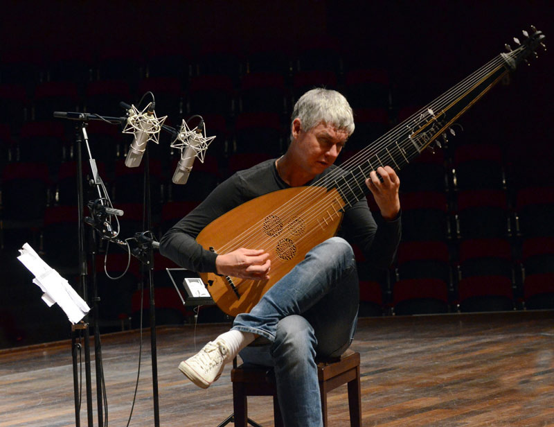 Рольф Лислеванд играет на архилютне