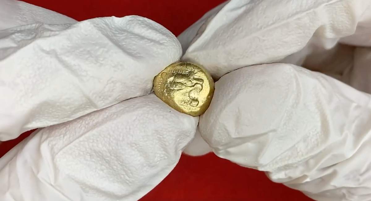 Первая золотая монета человечества