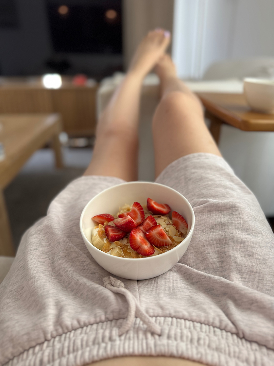 Завтрак с греческим йогуртом вполне хорош, если йогурт нормальной жирности))