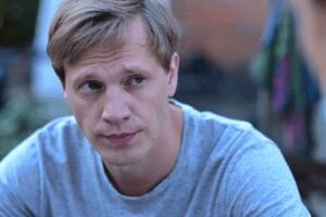 Ещё актёр выступает на сцене театра