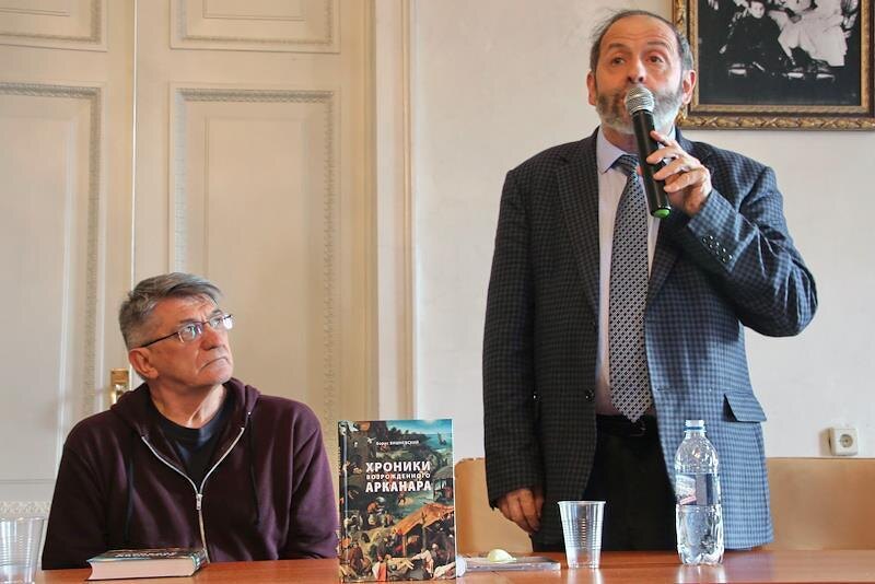 Борис Вишневский и кинорежиссер Александр Сокуров (слева) на презентация книги «Хроники возрожденного Арканара» в библиотеке им. Маяковского в Санкт-Петербурге, 7 апреля 2016 года / Александр Чиженок, Коммерсантъ