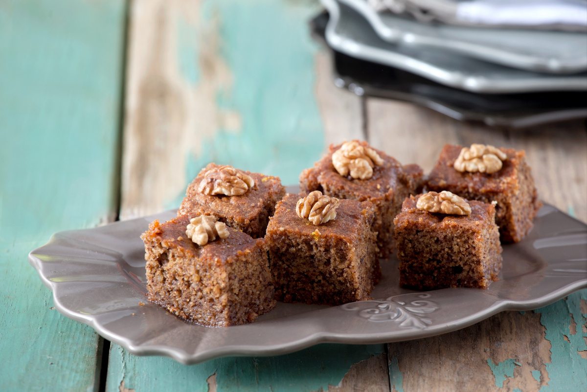 Вкусная каридопита из грецких орехов, корицы, мускатного ореха и сиропа. 