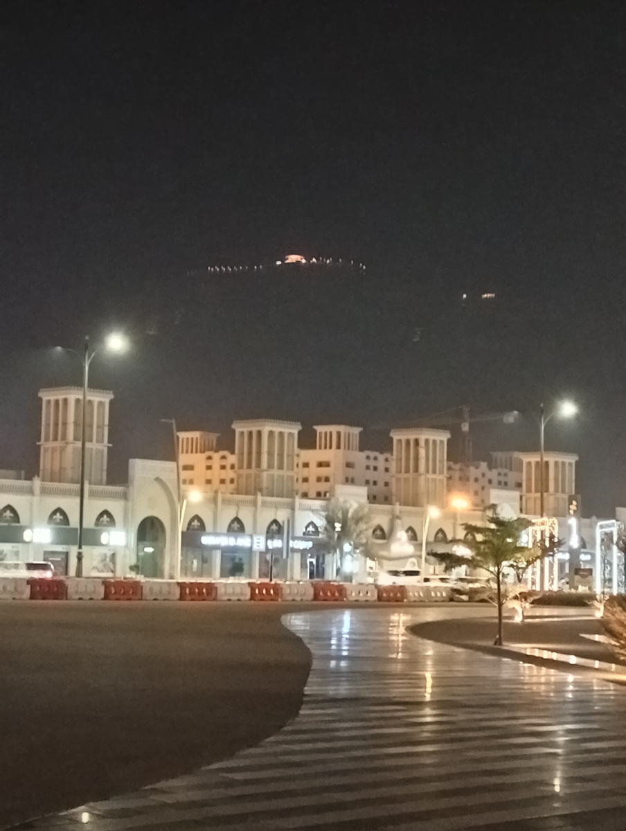 На горе что-то построено и светится.