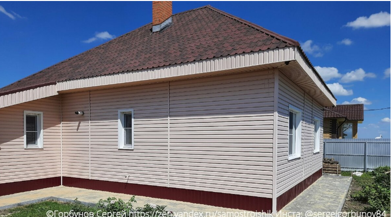 Дом сразу после укладки брусчатки. Всё в первый год было отлично.