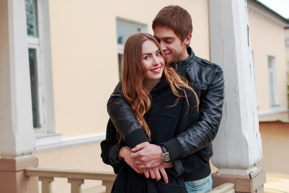 Пара обнимается, несмотря на внутренние конфликты — иллюстрация токсичных отношений в паре