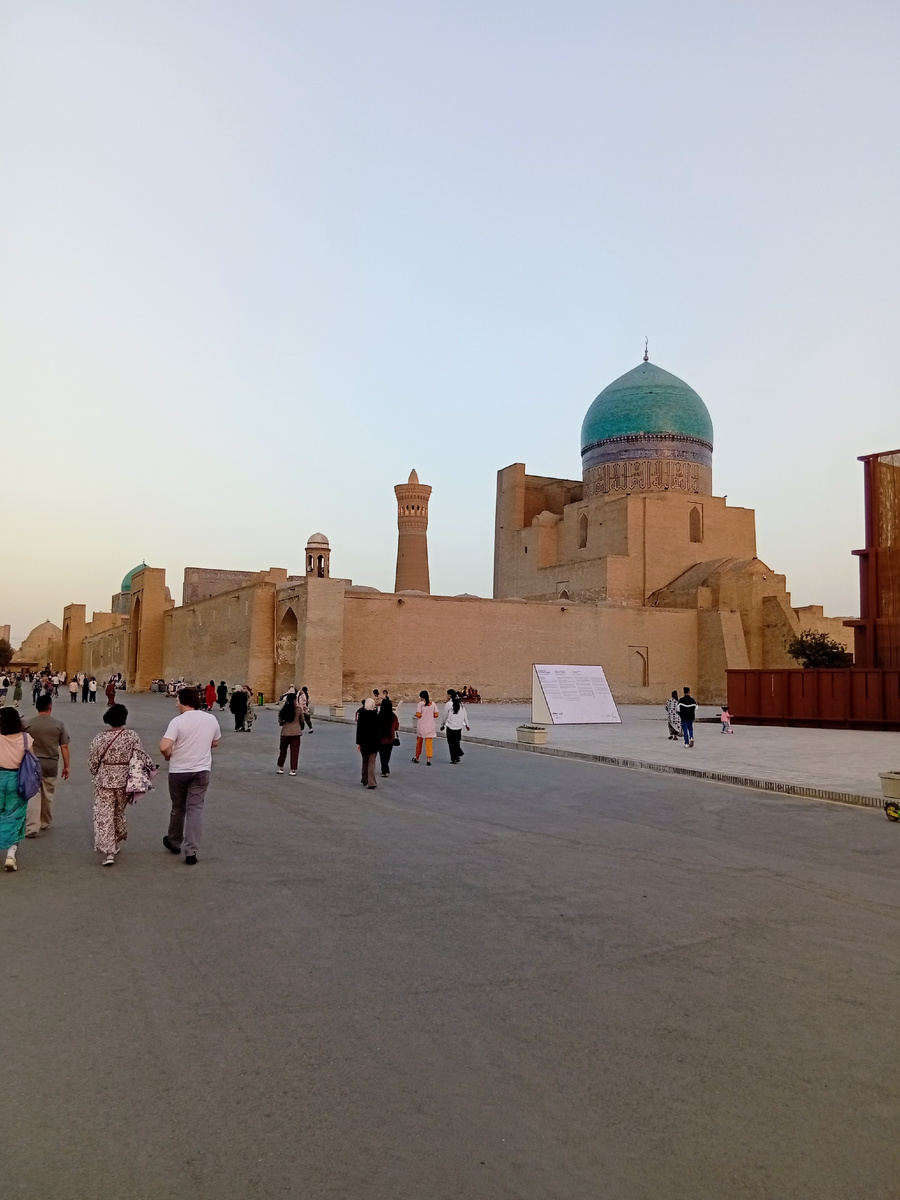 Мечеть Калян, вид по пути от цитадели Арк. Фото из личного архива автора.