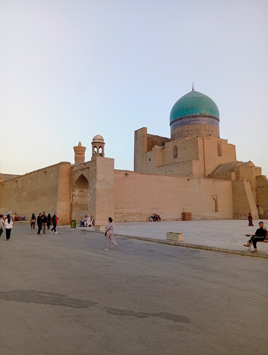 Мечеть Калян, вид по пути от цитадели Арк. Фото из личного архива автора.