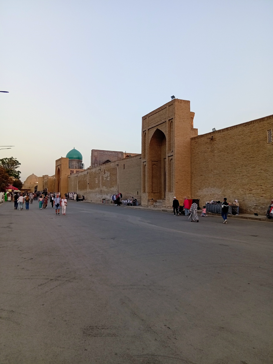 Мечеть Калян, вид по пути от цитадели Арк. Фото из личного архива автора.