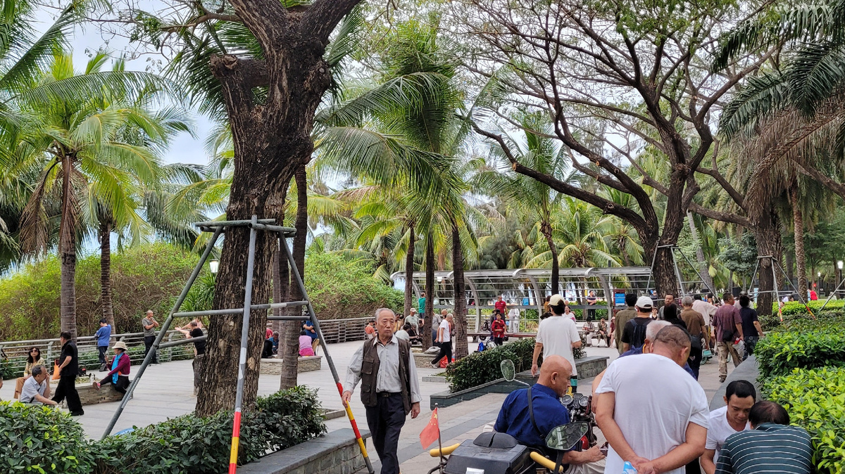 Пока что болельщиков немного, но как стемнело - хрен проберешься заглянуть