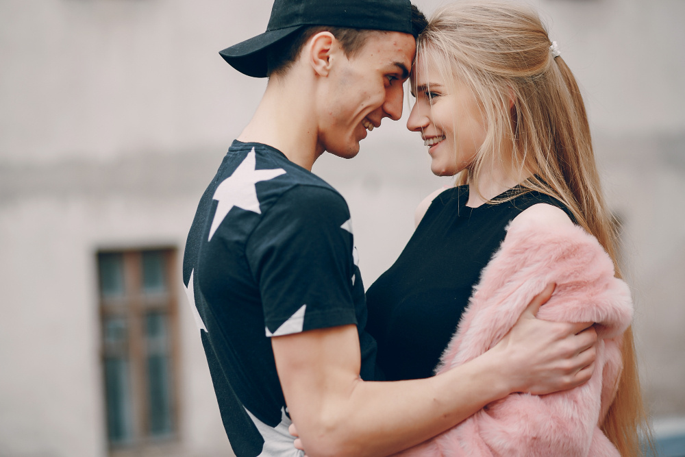 Влюблённая пара обнимается и улыбается — символ крепких и гармоничных отношений
