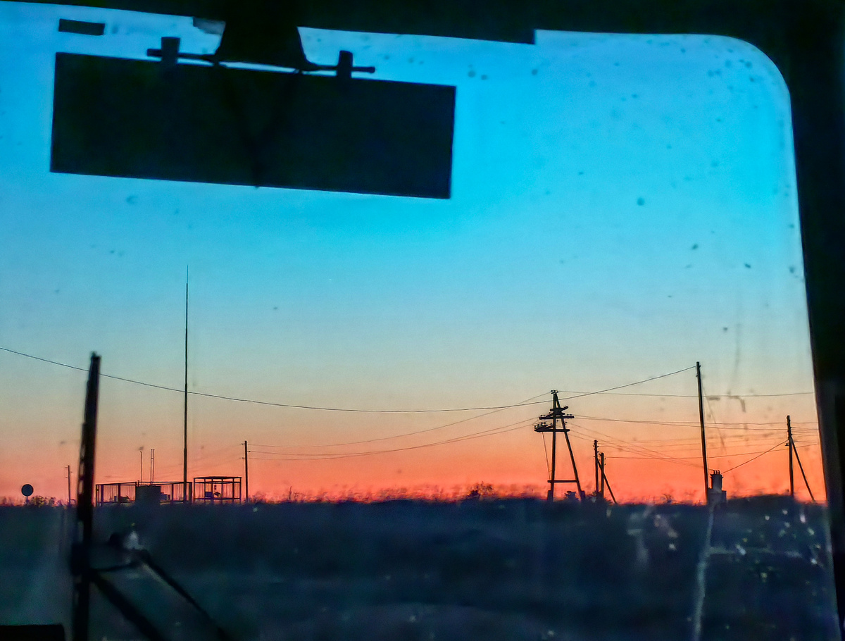 Мой транспорт - рейсовый ПАЗик, ездить на котором привык со студенческих времён. Тогда "трава была зеленее", билет от Тары до Большеречья стоил столько же, сколько проезд по городу в наши дни. И я, отучившись неделю, мог спокойно уехать на выходные к родителям.  