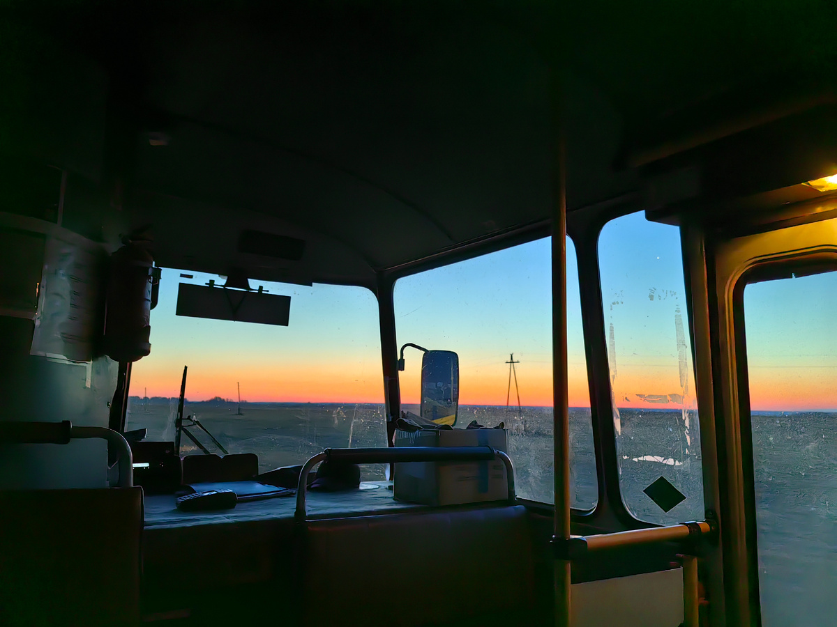 Есть время привести мысли в порядок, глядя, как за окнами автобуса разгорается заря. В салоне помимо меня ещё одна пассажирка. И всё. 