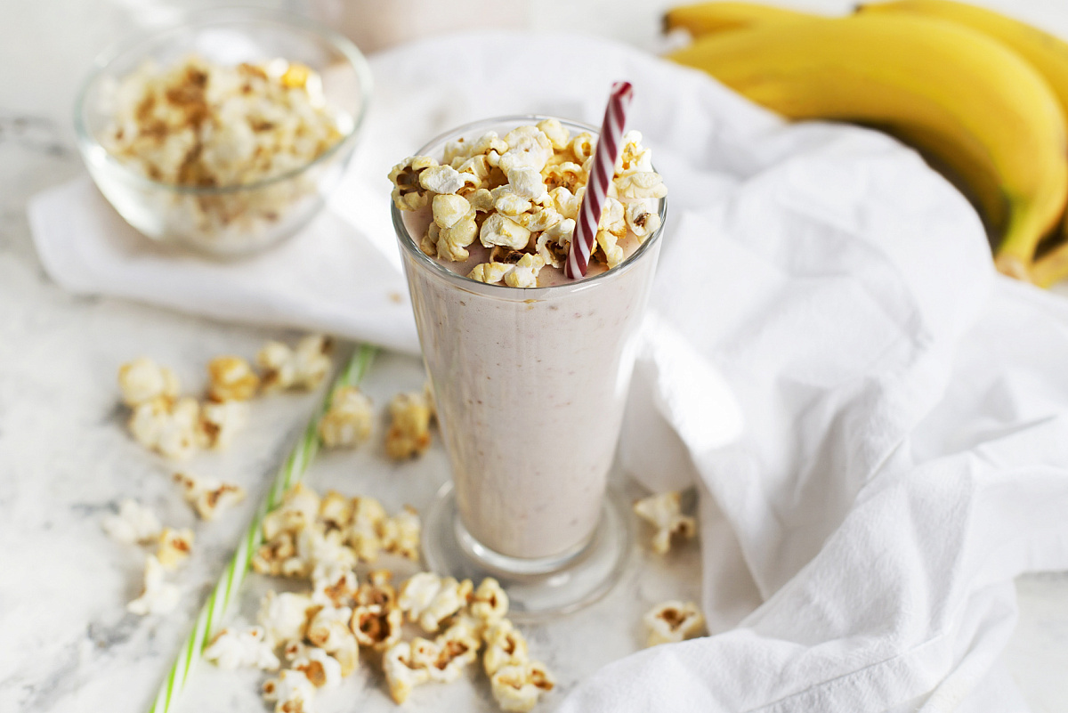 Ванильно-клубничный милкшейк с бананом и карамельным поп-корном
