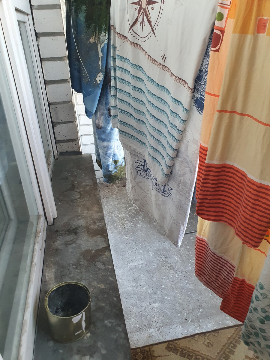 Банка для пепла и окурков на грязном подоконнике