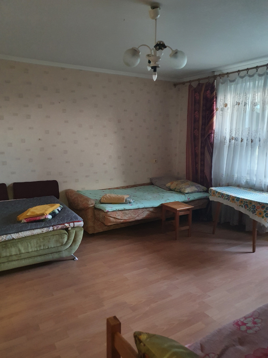 Продавленные диваны. Количество спальных мест таково, что создается ощущение ночлежки для гастарбайтеров