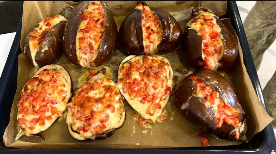 Баклажаны, запечённые с сыром и овощами. Фото автора канала