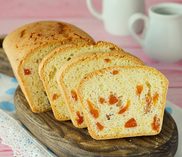 Хотите бисквит с курагой в каждом ломтике? Показываем, как не дать начинке провалиться на дно